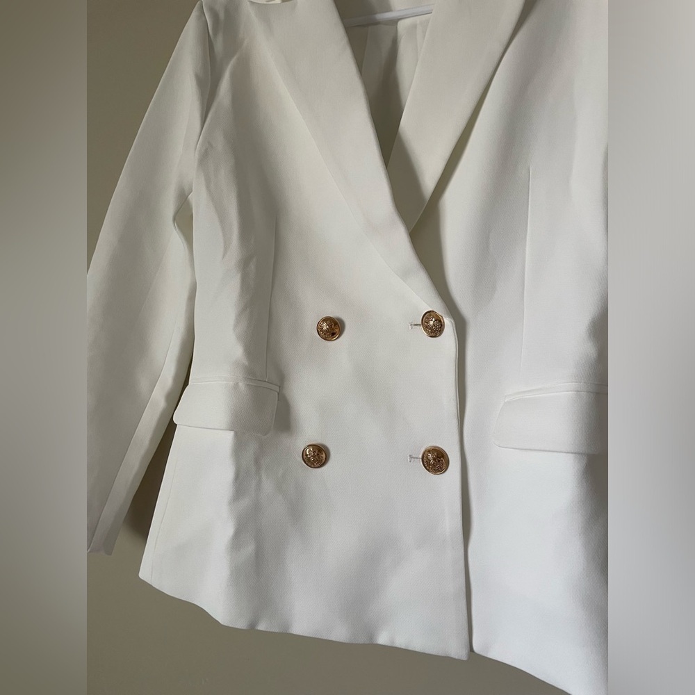 Oversized white double-breasted blazer with gold-tone buttons size small NWOT - Picture 2 of 7